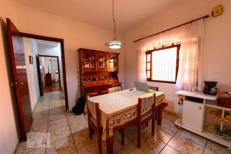 Casa à venda com 178m², 3 quartos e 2 vagas Casa à venda com 178m², 3 quartos e 2 vagasCozinha