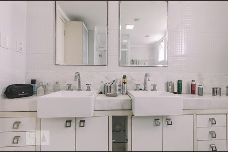 Apartamento para alugar com 196m², 3 quartos e 3 vagas Apartamento para alugar com 196m², 3 quartos e 3 vagasBanheiro da Suíte 3