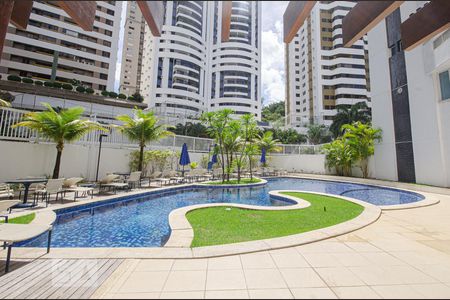 Apartamento para alugar com 196m², 3 quartos e 3 vagas Apartamento para alugar com 196m², 3 quartos e 3 vagasÁrea comum - Piscina