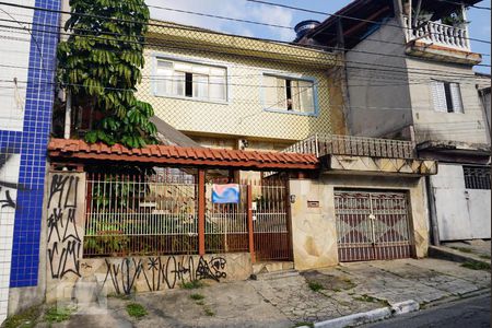 Casa à venda com 156m², 6 quartos e 1 vaga Casa à venda com 156m², 6 quartos e 1 vagaFachada