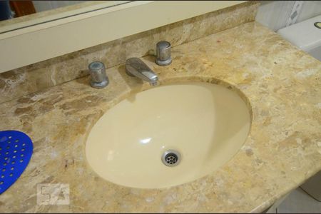 Casa à venda com 250m², 4 quartos e 4 vagasBanheiro social