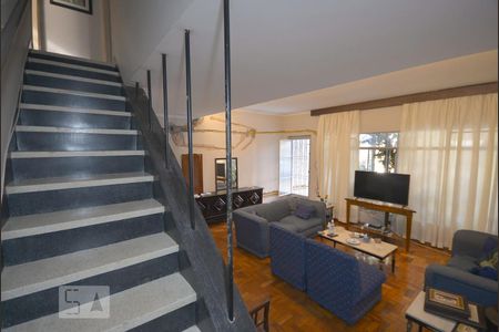 Casa à venda com 185m², 3 quartos e 2 vagasEscadas