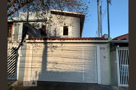 Casa para alugar com 210m², 2 quartos e 2 vagas Casa para alugar com 210m², 2 quartos e 2 vagasFachada