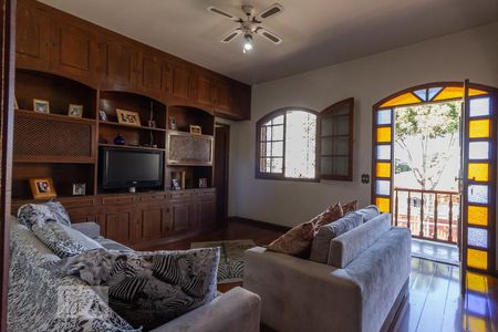 Casa à venda com 360m², 4 quartos e 4 vagas Casa à venda com 360m², 4 quartos e 4 vagasSala de TV