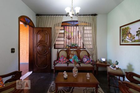 Casa à venda com 360m², 4 quartos e 4 vagas Casa à venda com 360m², 4 quartos e 4 vagasSala de Estar