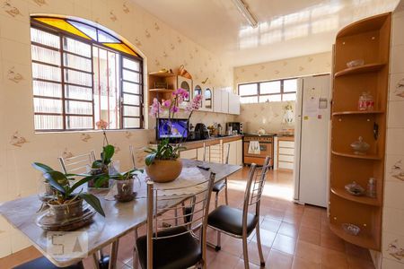 Casa à venda com 360m², 4 quartos e 4 vagas Casa à venda com 360m², 4 quartos e 4 vagasCozinha