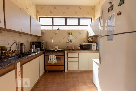 Casa à venda com 360m², 4 quartos e 4 vagas Casa à venda com 360m², 4 quartos e 4 vagasCozinha