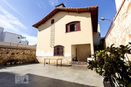 Casa à venda com 360m², 4 quartos e 4 vagas Casa à venda com 360m², 4 quartos e 4 vagasQuintal