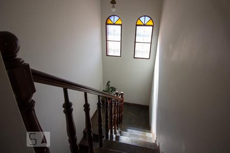 Casa à venda com 360m², 4 quartos e 4 vagas Casa à venda com 360m², 4 quartos e 4 vagasEscada