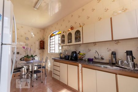 Casa à venda com 360m², 4 quartos e 4 vagas Casa à venda com 360m², 4 quartos e 4 vagasCozinha