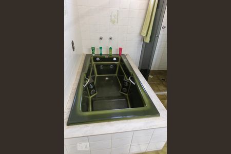 Casa à venda com 360m², 4 quartos e 4 vagas Casa à venda com 360m², 4 quartos e 4 vagasBanheiro da Suíte 1