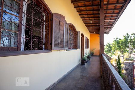 Casa à venda com 360m², 4 quartos e 4 vagas Casa à venda com 360m², 4 quartos e 4 vagasSacada