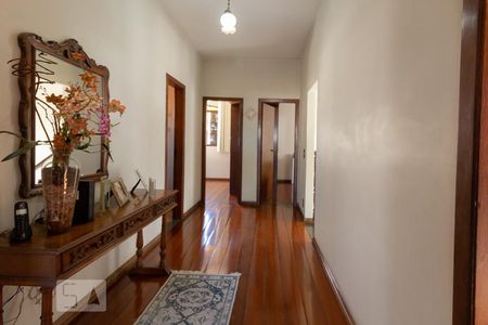 Casa à venda com 360m², 4 quartos e 4 vagas Casa à venda com 360m², 4 quartos e 4 vagasCorredor