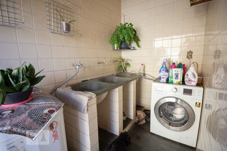 Casa à venda com 360m², 4 quartos e 4 vagas Casa à venda com 360m², 4 quartos e 4 vagasLavanderia