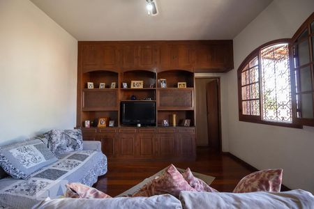 Casa à venda com 360m², 4 quartos e 4 vagas Casa à venda com 360m², 4 quartos e 4 vagasSala de TV