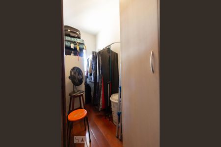 Casa à venda com 360m², 4 quartos e 4 vagas Casa à venda com 360m², 4 quartos e 4 vagasCloset