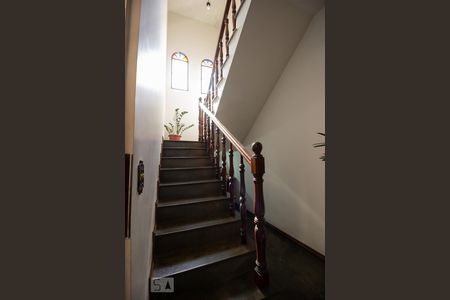 Casa à venda com 360m², 4 quartos e 4 vagas Casa à venda com 360m², 4 quartos e 4 vagasEscada