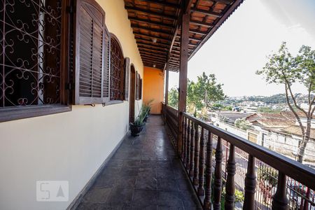 Casa à venda com 360m², 4 quartos e 4 vagas Casa à venda com 360m², 4 quartos e 4 vagasSacada