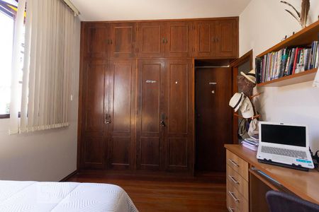 Casa à venda com 360m², 4 quartos e 4 vagas Casa à venda com 360m², 4 quartos e 4 vagasQuarto 2