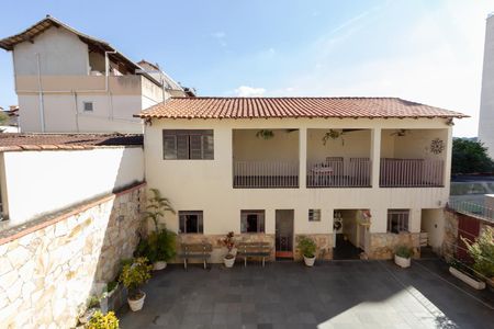 Casa à venda com 360m², 4 quartos e 4 vagas Casa à venda com 360m², 4 quartos e 4 vagasQuintal
