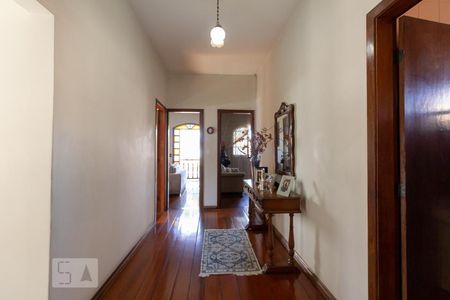 Casa à venda com 360m², 4 quartos e 4 vagas Casa à venda com 360m², 4 quartos e 4 vagasCorredor