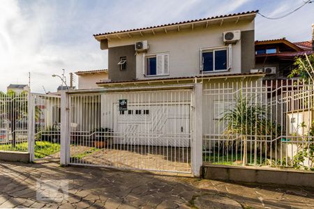 Casa à venda com 267m², 4 quartos e 2 vagasFachada