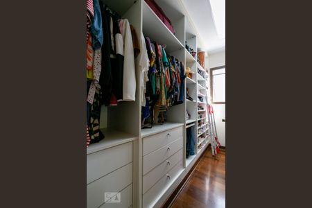 Apartamento à venda com 340m², 4 quartos e 4 vagas Apartamento à venda com 340m², 4 quartos e 4 vagasCloset da Suíte 1