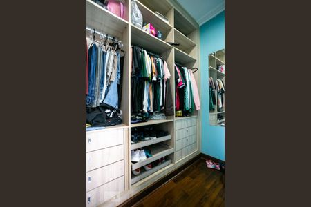 Apartamento à venda com 340m², 4 quartos e 4 vagas Apartamento à venda com 340m², 4 quartos e 4 vagasCloset da Suíte 4