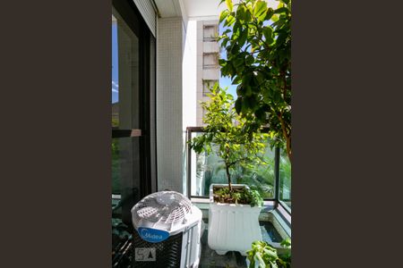 Apartamento à venda com 340m², 4 quartos e 4 vagas Apartamento à venda com 340m², 4 quartos e 4 vagasVaranda da Suíte 1