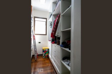 Apartamento à venda com 340m², 4 quartos e 4 vagas Apartamento à venda com 340m², 4 quartos e 4 vagasCloset da Suíte 1