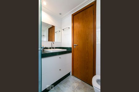 Apartamento à venda com 340m², 4 quartos e 4 vagas Apartamento à venda com 340m², 4 quartos e 4 vagasBanheiro da Suíte 3