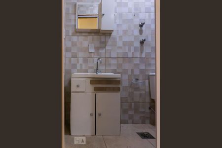 Banheiro de kitnet/studio à venda com 1 quarto, 10m² em São Geraldo, Porto Alegre