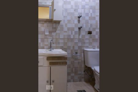 Banheiro de kitnet/studio à venda com 1 quarto, 10m² em São Geraldo, Porto Alegre