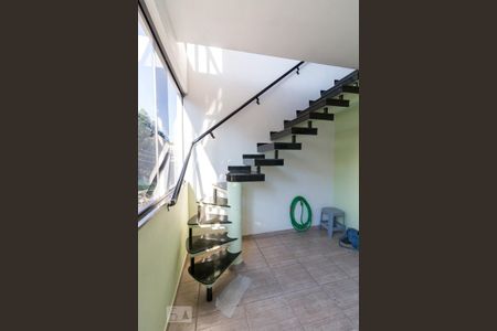 Casa à venda com 230m², 2 quartos e 1 vagaEscadas para o terraço