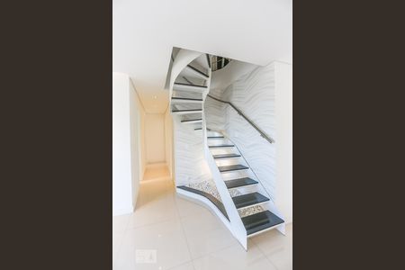 Escada e Corredor de apartamento para alugar com 3 quartos, 230m² em Vila Lageado, São Paulo