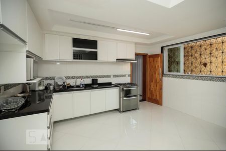 Casa à venda com 380m², 4 quartos e 8 vagas Casa à venda com 380m², 4 quartos e 8 vagasCozinha