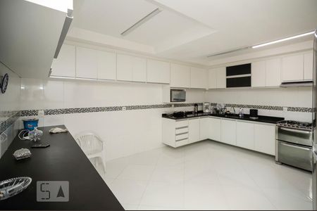 Casa à venda com 380m², 4 quartos e 8 vagas Casa à venda com 380m², 4 quartos e 8 vagasCozinha