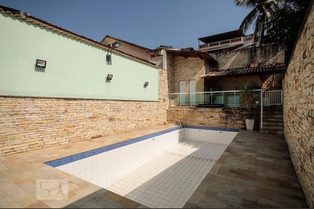 Casa à venda com 380m², 4 quartos e 8 vagas Casa à venda com 380m², 4 quartos e 8 vagasPiscina