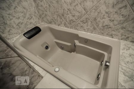 Casa à venda com 380m², 4 quartos e 8 vagas Casa à venda com 380m², 4 quartos e 8 vagasBanheiro Suíte 2