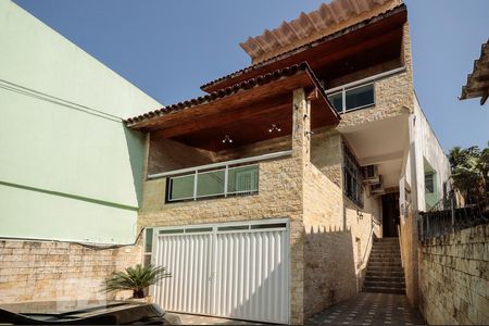 Casa à venda com 380m², 4 quartos e 8 vagas Casa à venda com 380m², 4 quartos e 8 vagasFachada