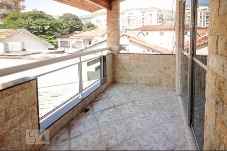 Casa à venda com 380m², 4 quartos e 8 vagas Casa à venda com 380m², 4 quartos e 8 vagasVaranda Suíte 4