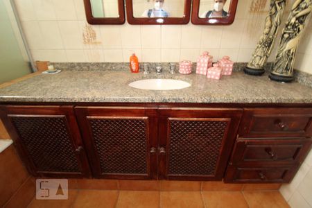 Apartamento para alugar com 235m², 3 quartos e 2 vagasBanheiro da suíte do Quarto 2