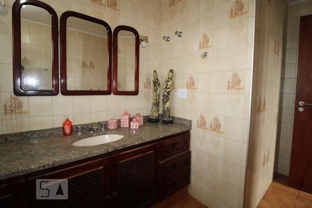 Apartamento para alugar com 235m², 3 quartos e 2 vagasBanheiro da suíte do Quarto 2