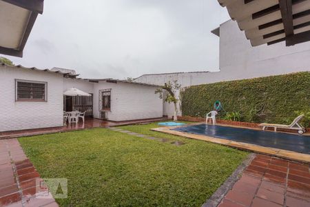 Casa à venda com 329m², 4 quartos e 3 vagas Casa à venda com 329m², 4 quartos e 3 vagasPátio