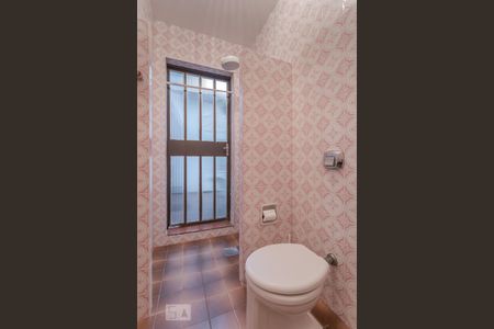 Casa à venda com 329m², 4 quartos e 3 vagas Casa à venda com 329m², 4 quartos e 3 vagasBanheiro de Serviço