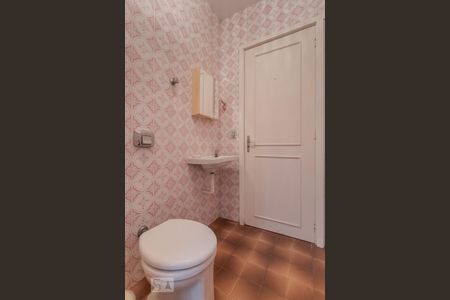 Casa à venda com 329m², 4 quartos e 3 vagas Casa à venda com 329m², 4 quartos e 3 vagasBanheiro de Serviço