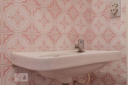 Casa à venda com 329m², 4 quartos e 3 vagas Casa à venda com 329m², 4 quartos e 3 vagasBanheiro de Serviço