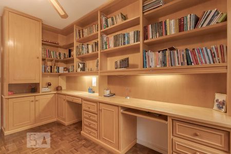 Casa à venda com 329m², 4 quartos e 3 vagas Casa à venda com 329m², 4 quartos e 3 vagasEscritório