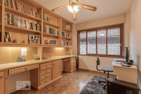 Casa à venda com 329m², 4 quartos e 3 vagas Casa à venda com 329m², 4 quartos e 3 vagasEscritório