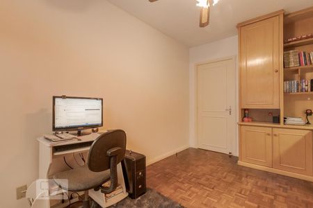 Casa à venda com 329m², 4 quartos e 3 vagas Casa à venda com 329m², 4 quartos e 3 vagasEscritório